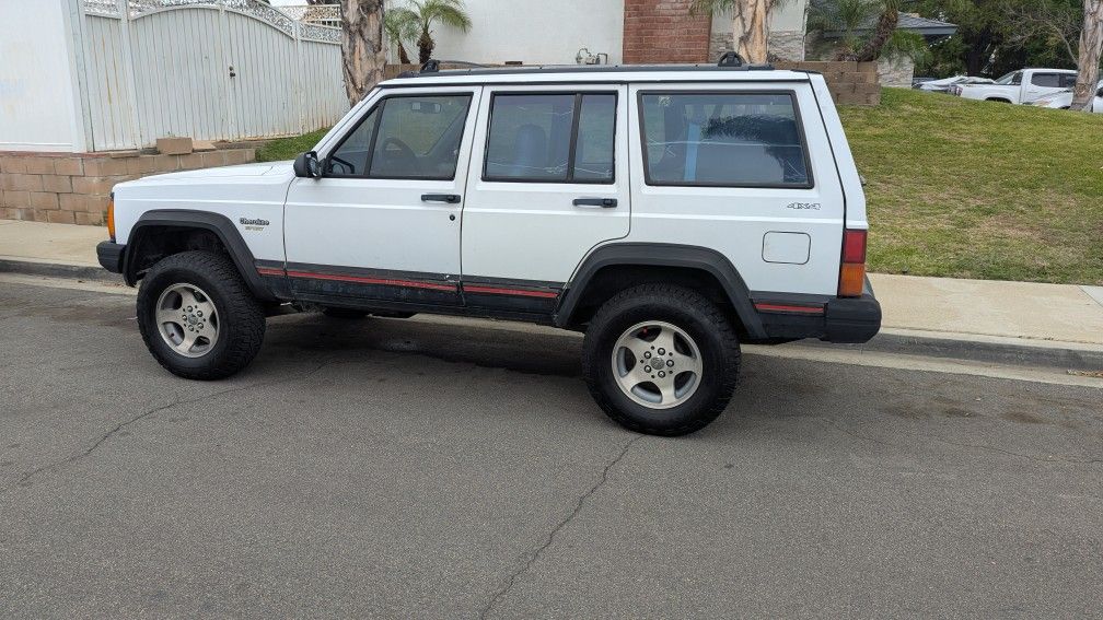 1995 Jeep Cherokee Sport 4X4, 6 Cylinder, Tow Hitch