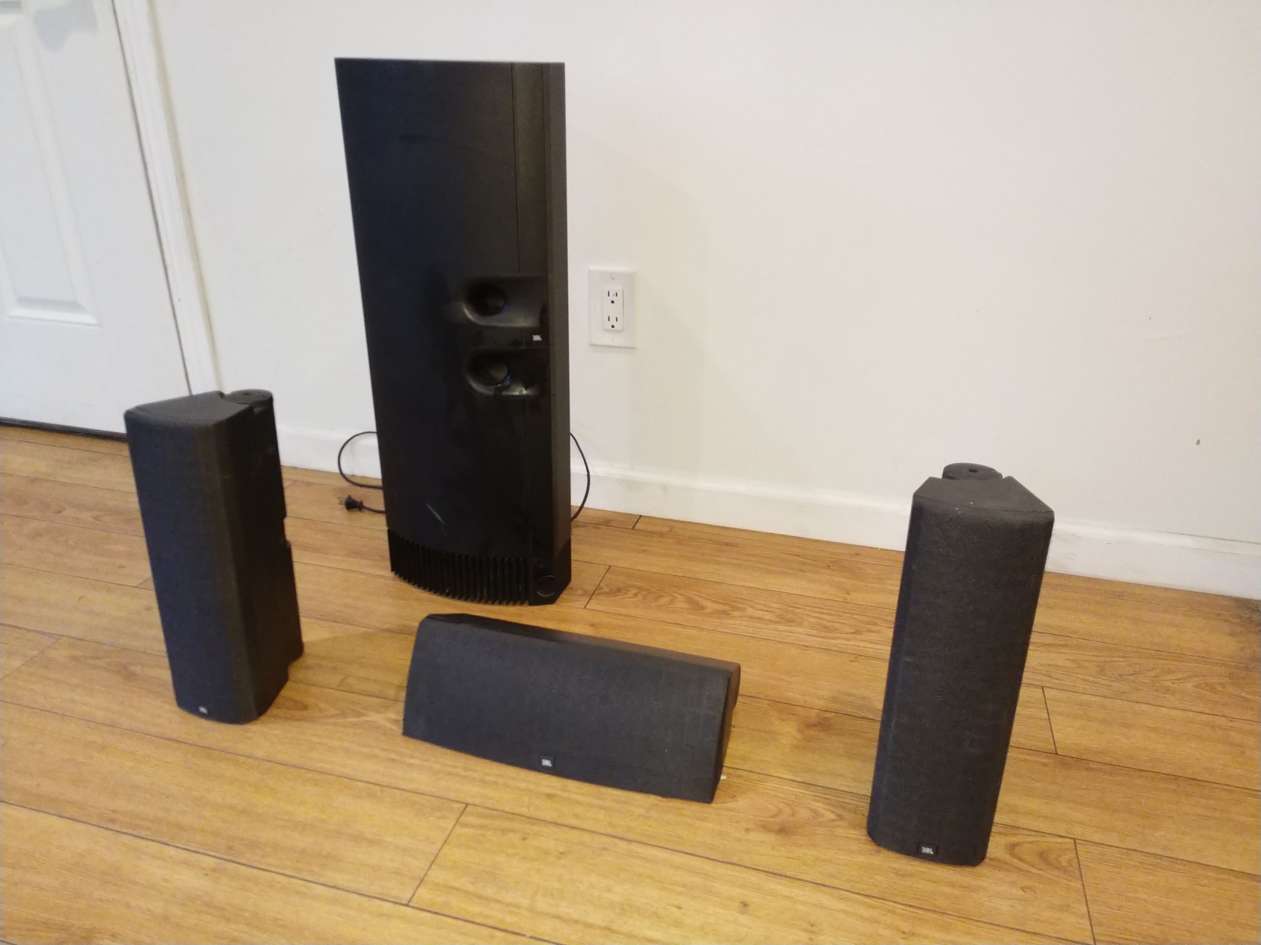 røveri Utroskab Samme JBL Bass2 BassWave Vertical Powered Sub with 1 sat and 2 Speakers for Sale  in Los Angeles, CA - OfferUp