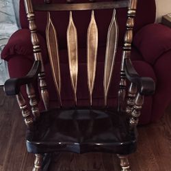Beautiful Rocking chair - Like New 
