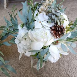3 Ivory Bridal Bouquets of artificial flowers White, vases not included

Condition is used twice
$60 for largest bouquet
$20 for 2 smaller bouquets

M