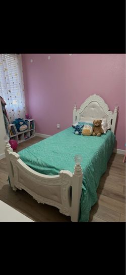 Princess Bed w Trundle