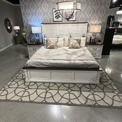 Hillcrest Dark & White Queen Panel Bedroom Set / 4pc