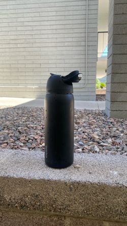Owala 32 oz black insulated water bottle