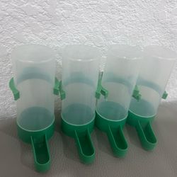 4pcs Plastic Bird Feeders And Waterers, with Easy-To-Use Clips