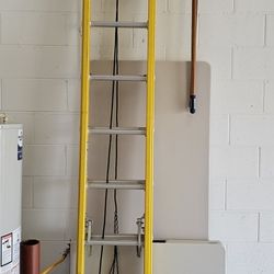 18' Fiberglass Ladder