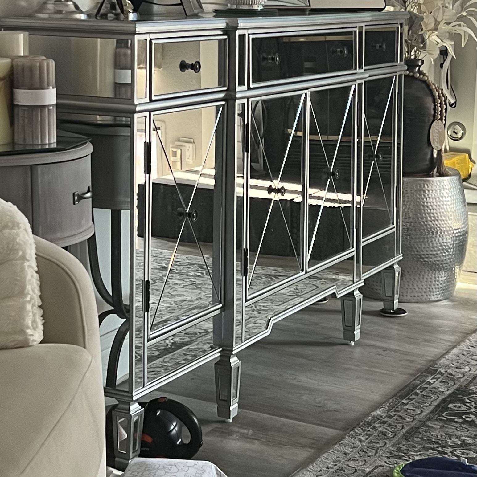 MIRRORED BUFFET