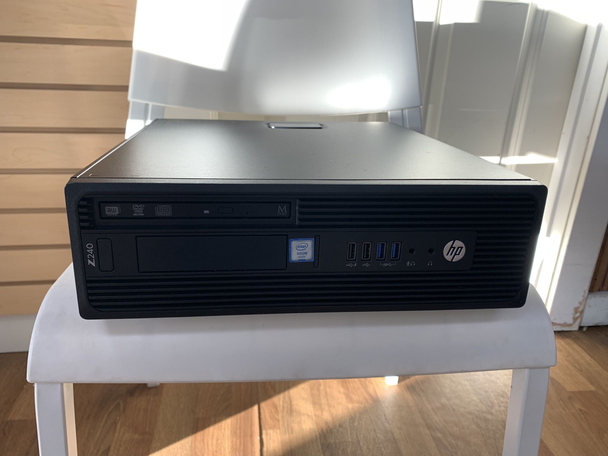 HP Z240 SFF workstation Xeon V5 16GB RAM DDR4 2 hard drives (256GB SSD & 1TB HDD)