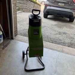 Electric chipper shredder