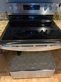 Whirlpool Electric Oven with Airfry Like new!