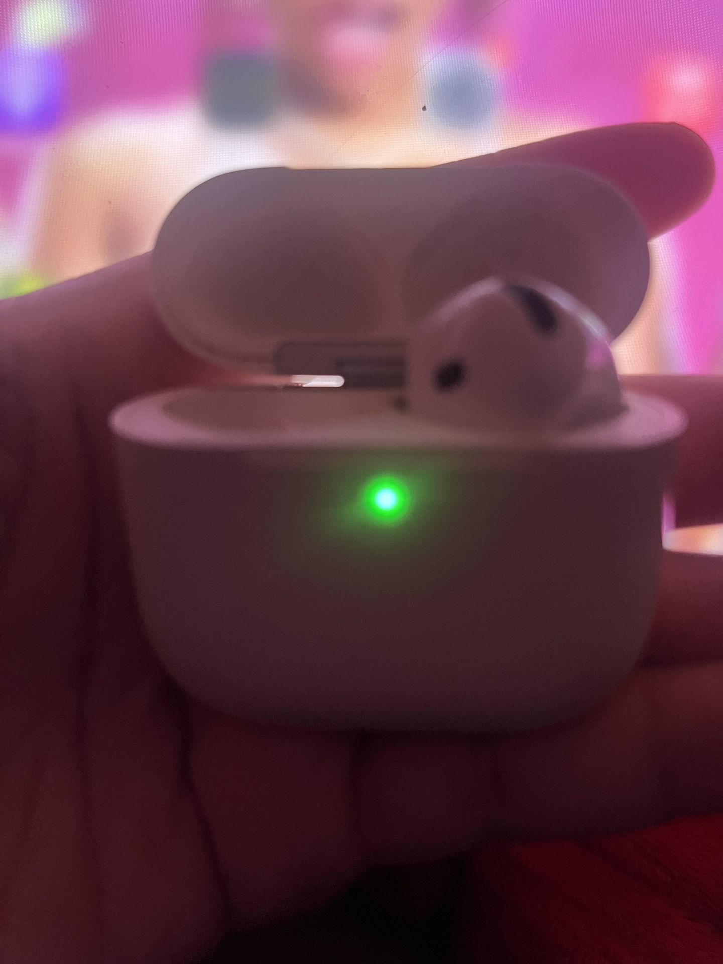 AirPod 4 Case + Right AirPod 