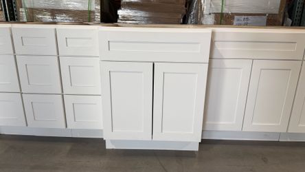 🚨 27” White Shaker Base Cabinet 🚨