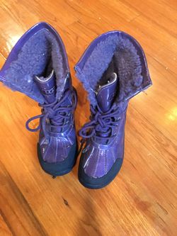 Girls UGg boots , shiny purple.size 3
