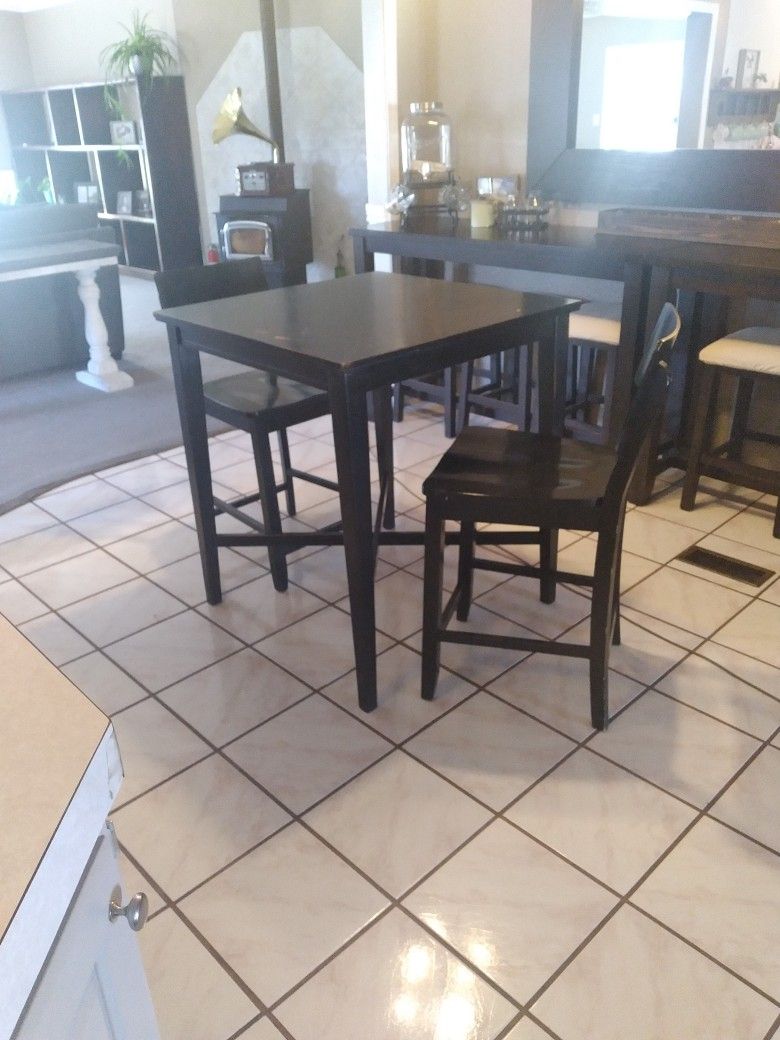 32x32 Counter Hight Table And Chairs 