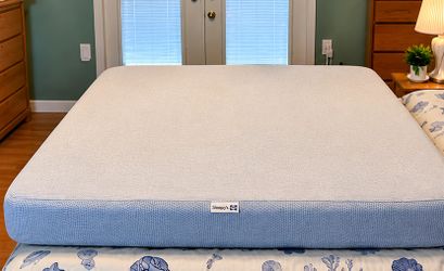 Sleepy's by Sealy Queen 8" Firm Memory Foam Mattress – Excellent Condition