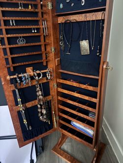 Standing jewelry box