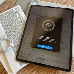 iPad Pro 12.9” (2020 model) 4th Generation 512GB with  keyboard case and pen & Accessories 