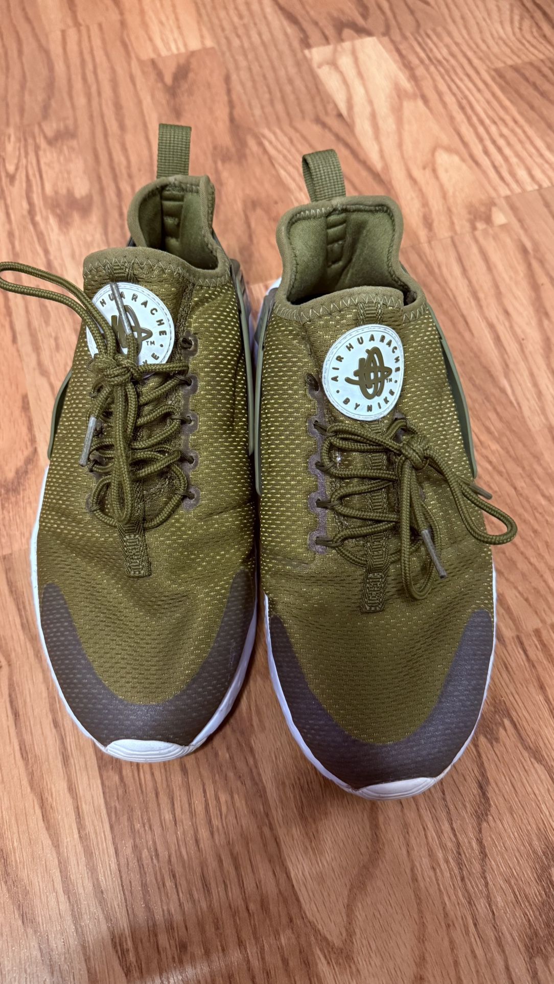 Nike Air Huarache Run – Olive Green / White – Men’s Size 10 (EU 42)  💰 Price: $65 (or best offer)