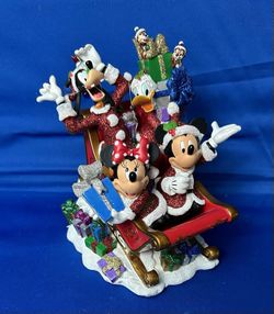 Disney Parks Christmas Santa Mickey Sleigh Figurine Minnie Donald Goofy