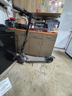 Maxshot e-scooter with charger