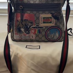 Authentic 🪐 Gucci Courtier Zip Messenger GG Coated Canvas with medium brown Appliqué