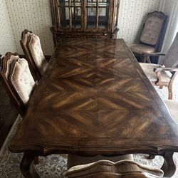 Dining Room table/ 6 chairs