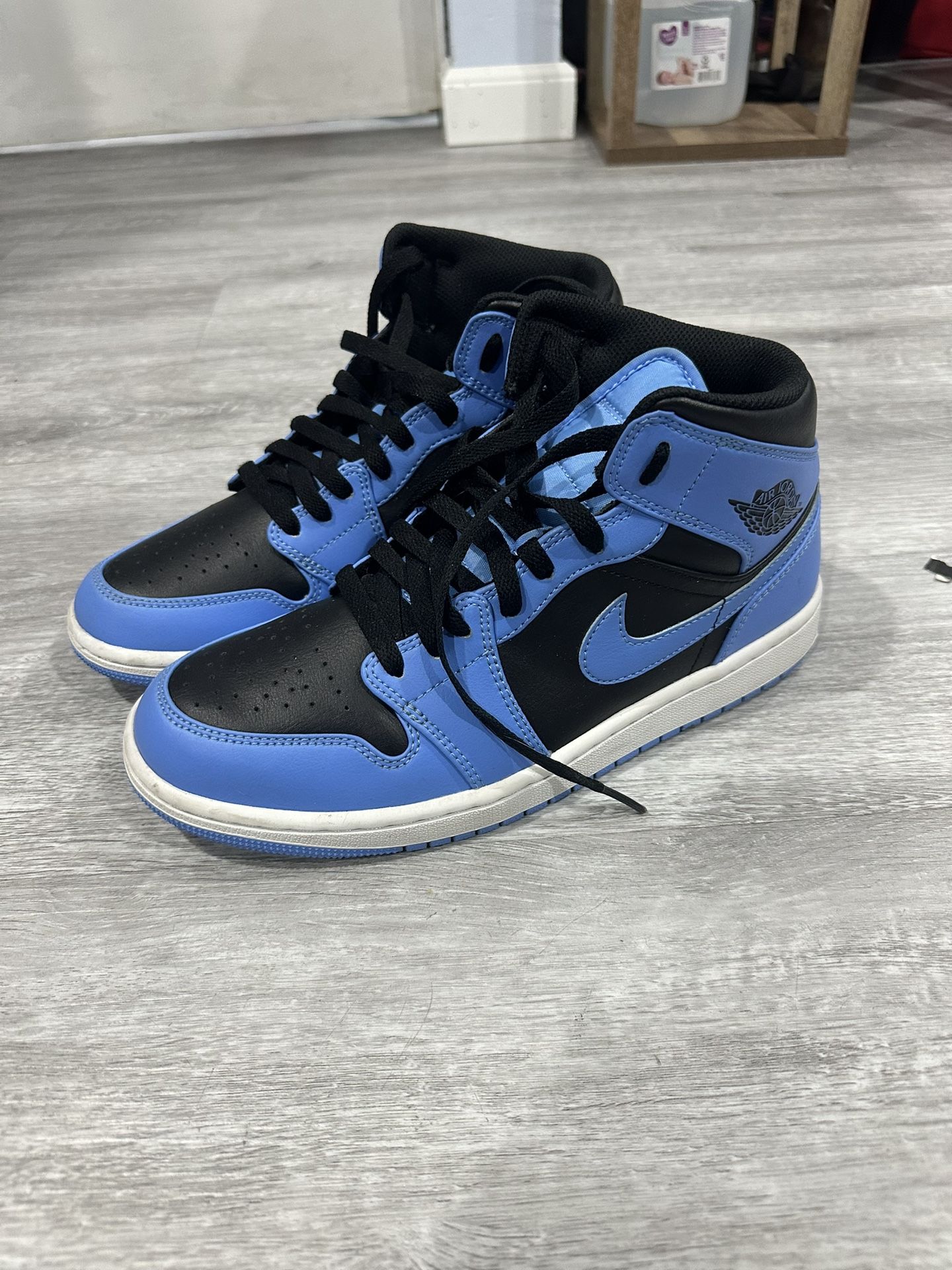 Nike 8.5 Jordan 1 mids