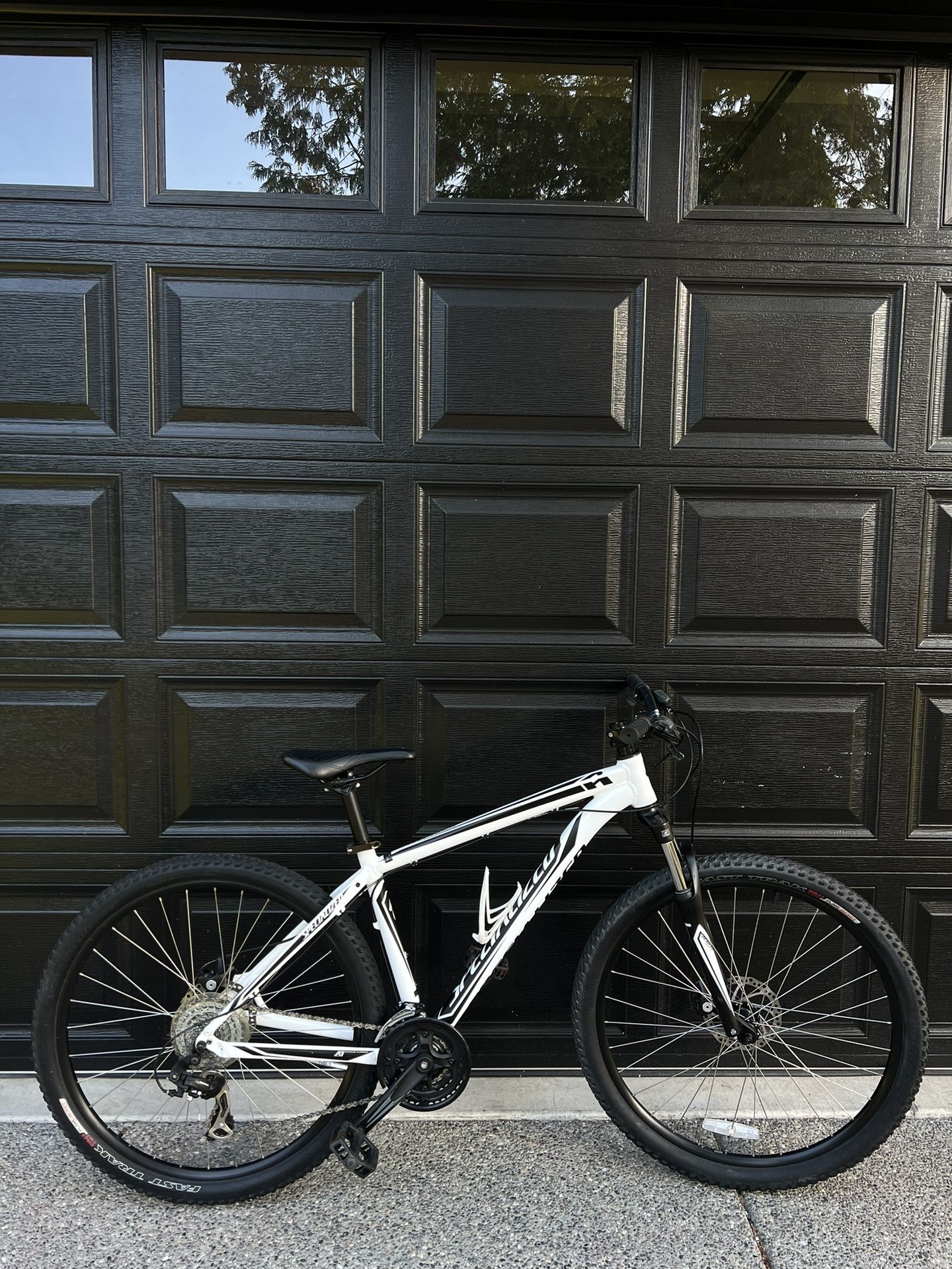 Specialized Hardrock Mountain Bike 27.5”