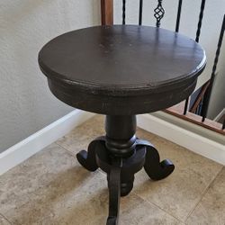 Pedestal table. 