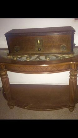 Antique tube radio beautiful wood box