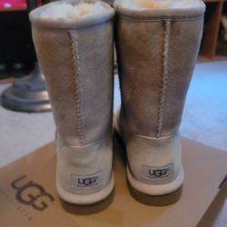 NEW Uggs Women's Size 6