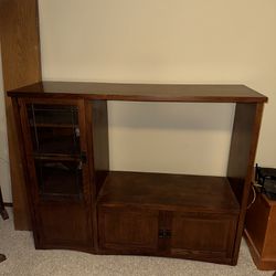 TV Stand/Entertainment Center in Perfect Condition
