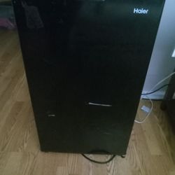 HAIER REFRIGERATOR WITH FREEZER 
