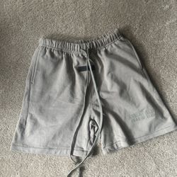 Essential brownish-grey shorts