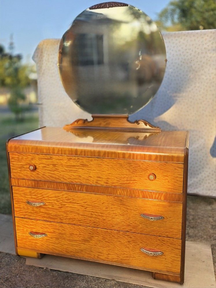 Vintage Art Deco dresser