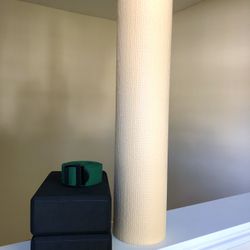 Cream Yoga Mat 5 piece Set w/ 2 black blocks Green Strap Eye Pillow Like New 