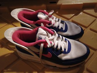 Size 7Y Nike Air Max flyease