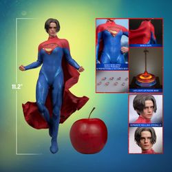 Hot Toys Supergirl