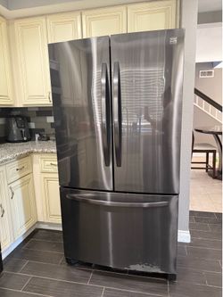 Kenmore fridge with ice maker *pending sale*