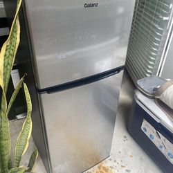 Refrigerator Medium Size! Great For Office Or Den 