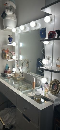 Vanity with 2 shelves