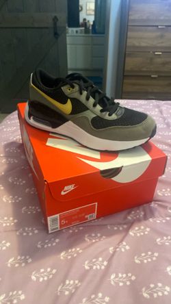 New in Box Kids Sz5 Nike Air Max System