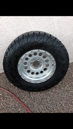 Vendo una llanta con rin 35x12.50.18 toyo open country 6 oyos para chevy 95% $ 90