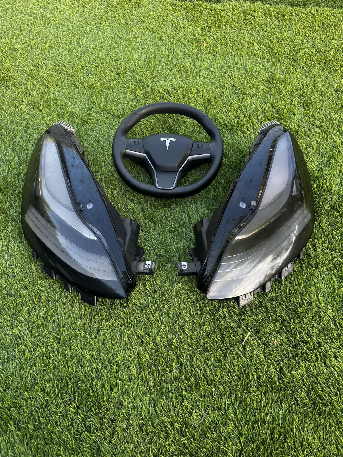 Tesla Model 3 Steering Wheel & Headlights 2019