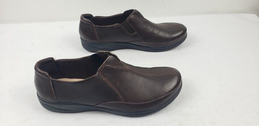 Clarks Collection Womens 9 M Leather Slip On Loafers Flats Cushion Shoes Brown for Sale in Waterford Township MI OfferUp