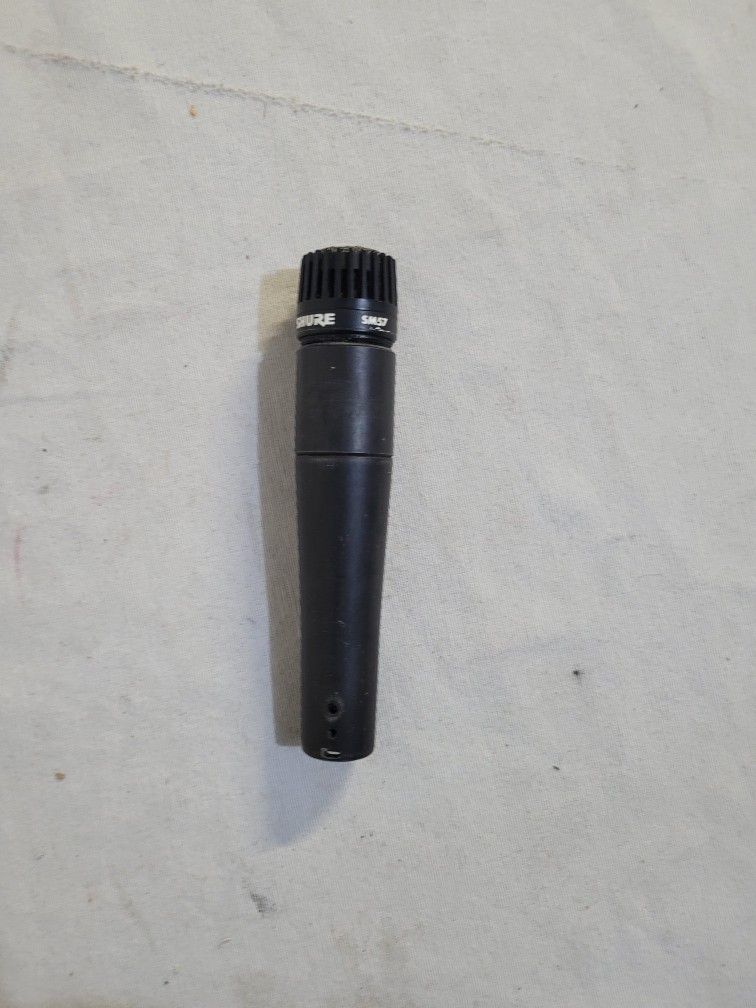 SHURE SM57 MICROPHONE