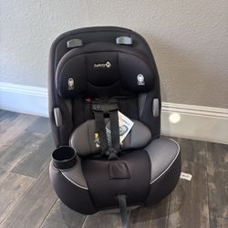 PRACTICALLY NEW SAFETY FIRST GROW AND GO CONVERTIBLE CAR SEAT 