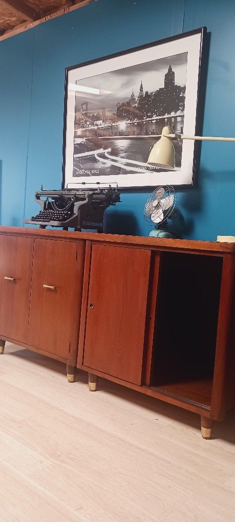 Mid Century Walnut Wood Credenza/ Sideboard