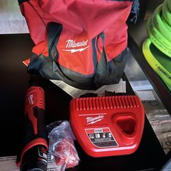 Milwaukee 2457-20 M12 Cordless 3/8" Ratchet w/ Charger & 2 Battery 2.0Ah Kit 12V And Bag