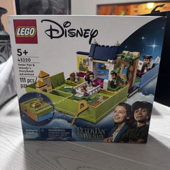 LEGO Disney Peter Pan &  Wendy's Storybook Adventure 43220 Portable Playset with Micro Dolls and Pirate Ship
