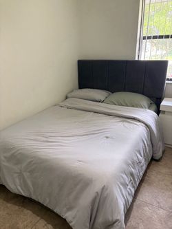 Rooms To Go Modern Gray Suede Bed with New Mattress – Like New